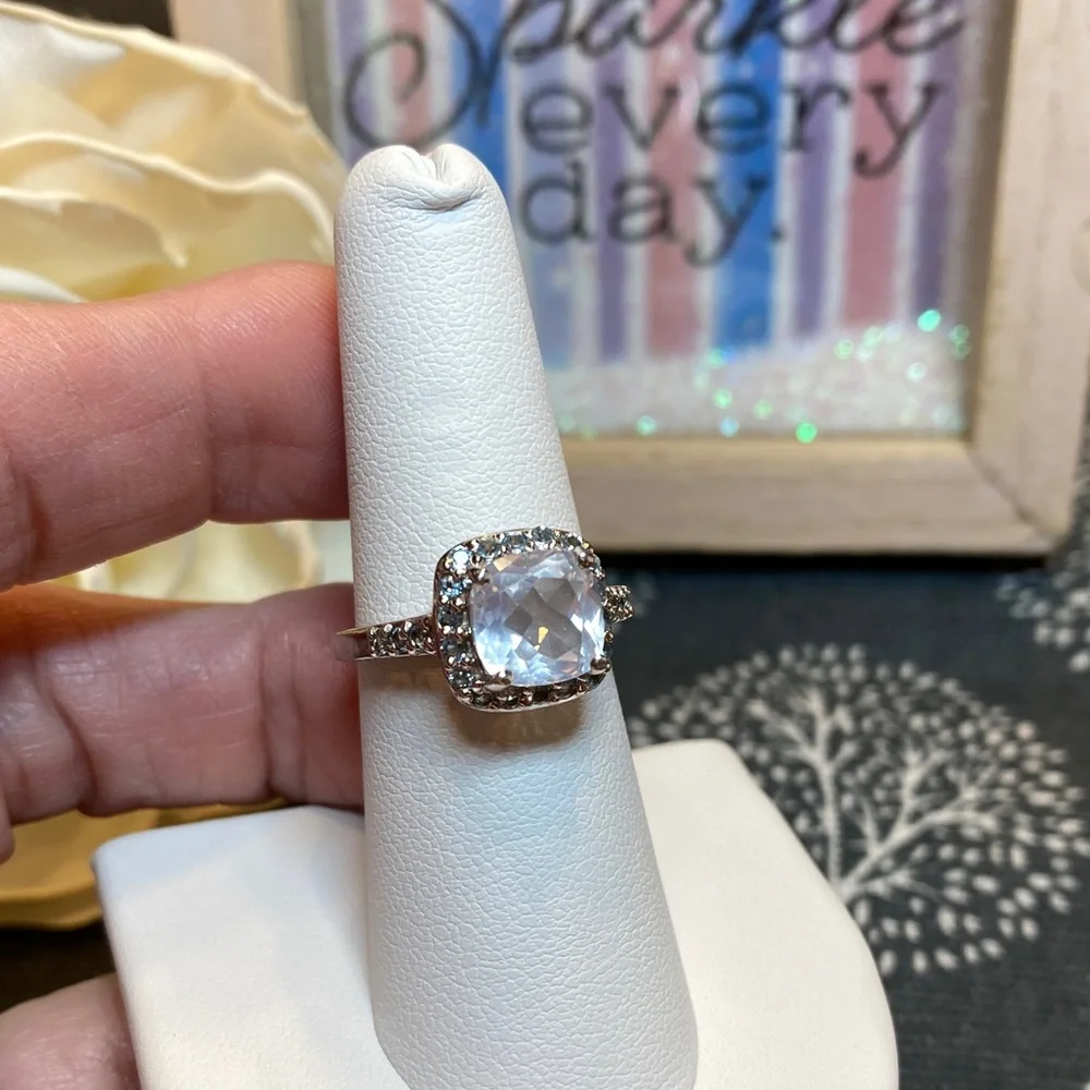 Elegant Silver Ring with Clear Gemstone - Picture 2 of 7
